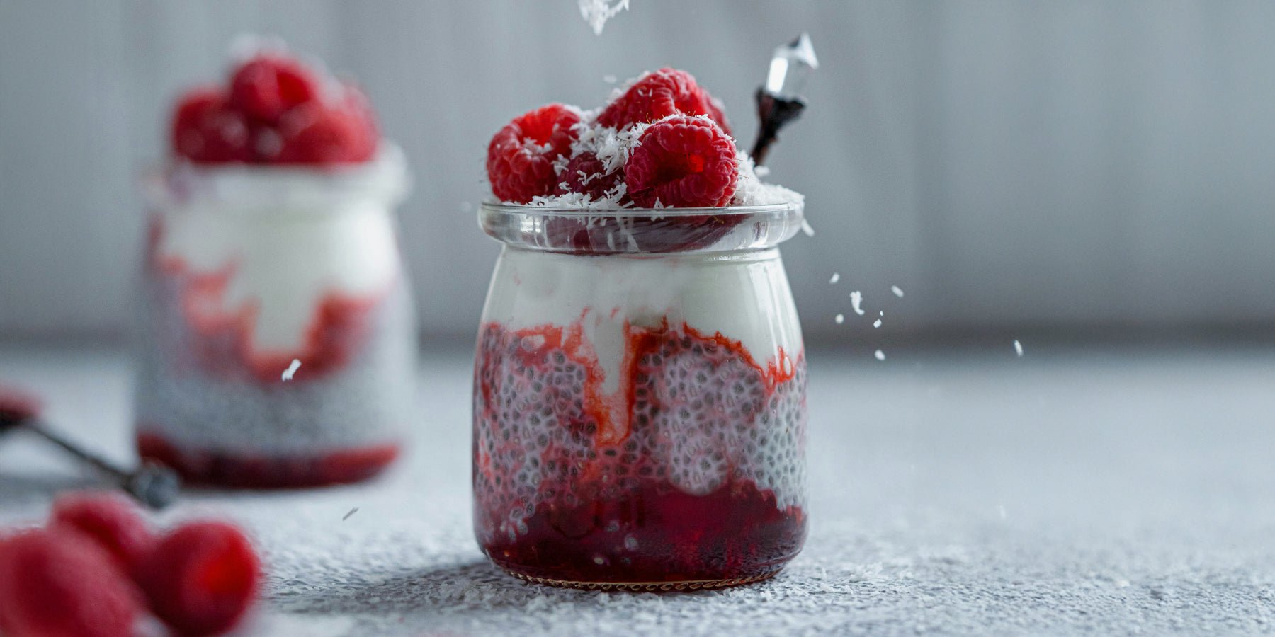 Chiazaad kokospudding met frambozen: het 5-minuten ontbijt waar je blij van wordt