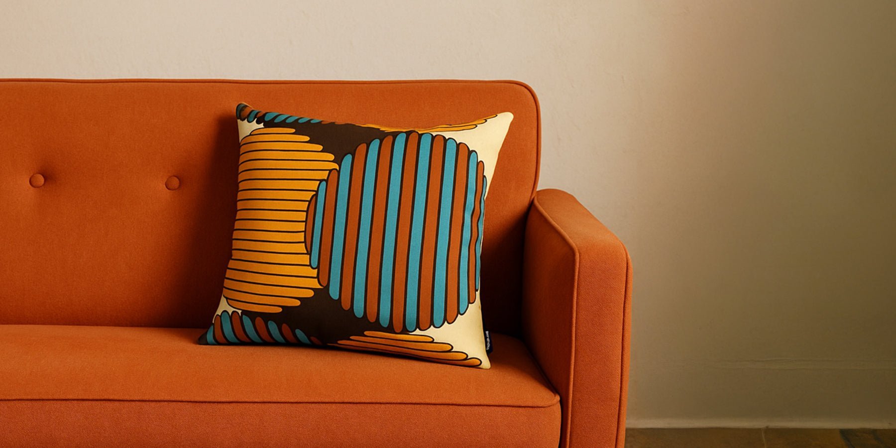 Seventies vibes op je bank: win dit bijzondere retro kussen van Bastaa!