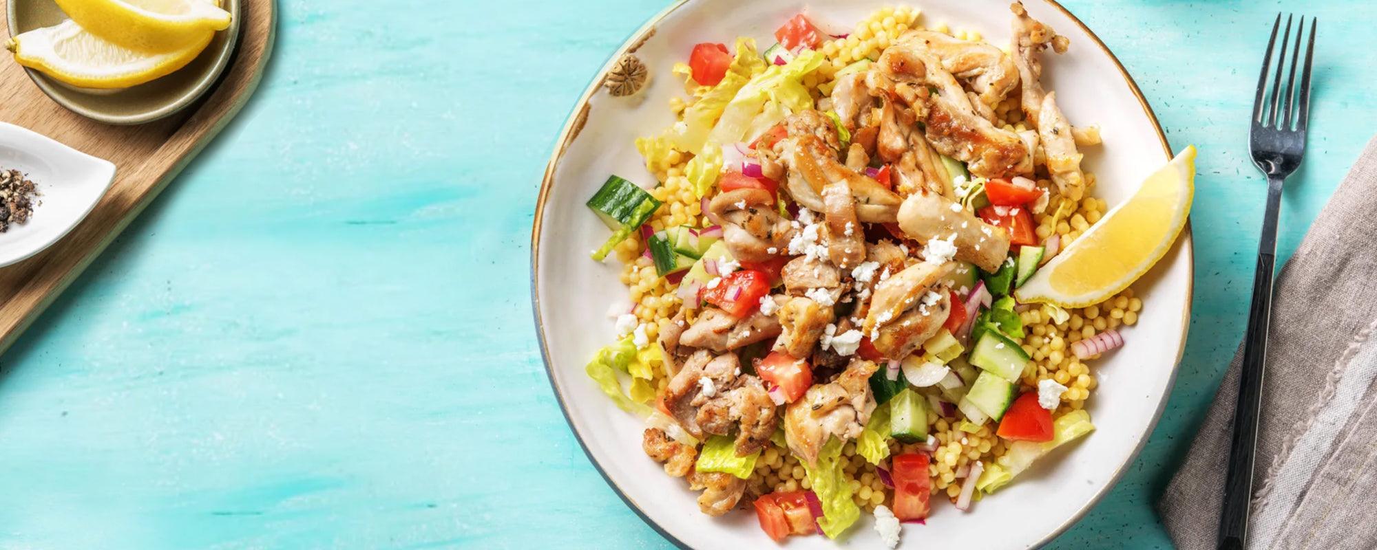 Haal de zomer in huis: Griekse salade met kippendij