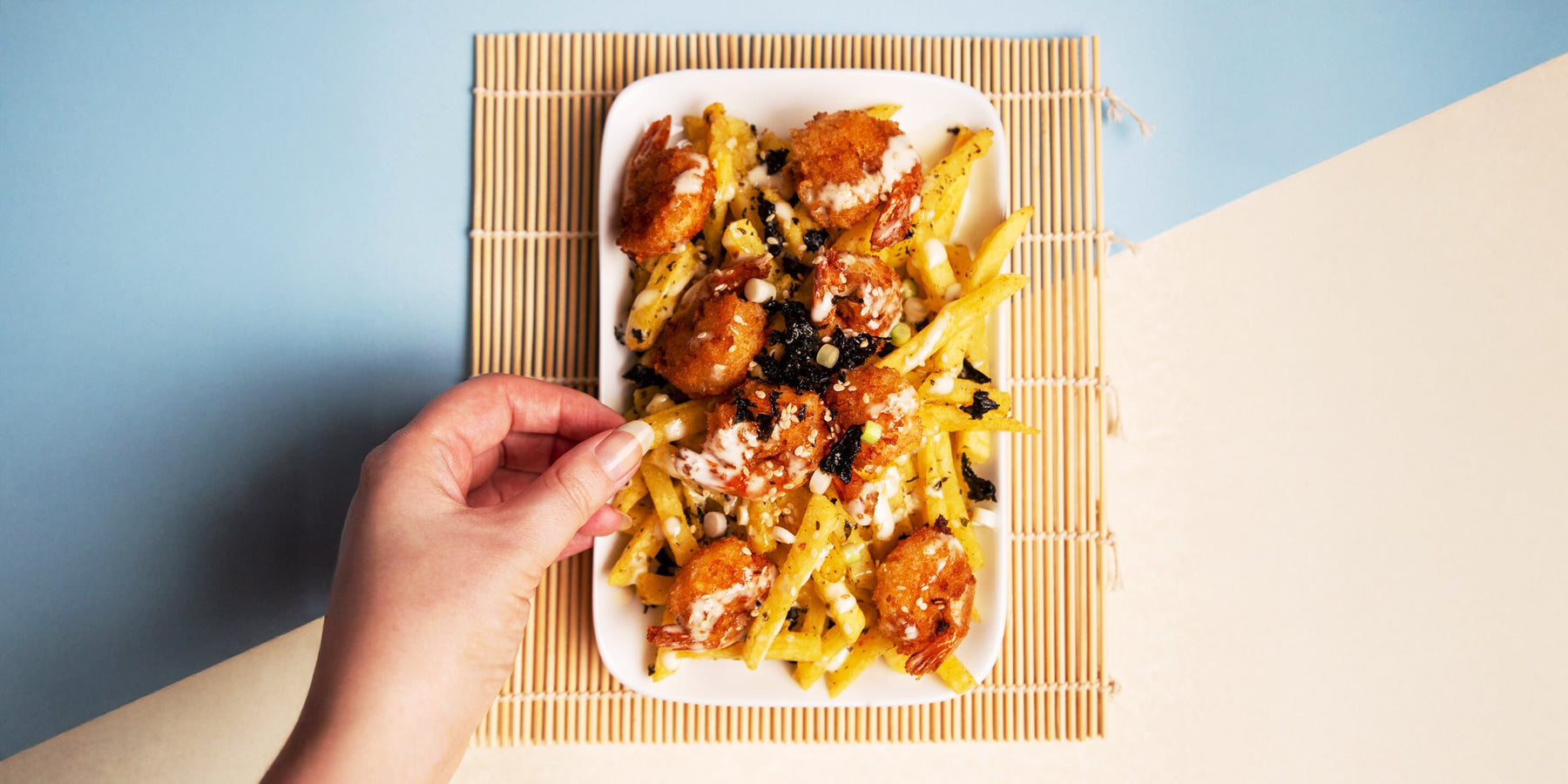 Japanse Loaded Fries met panko garnalen & wasabi mayo