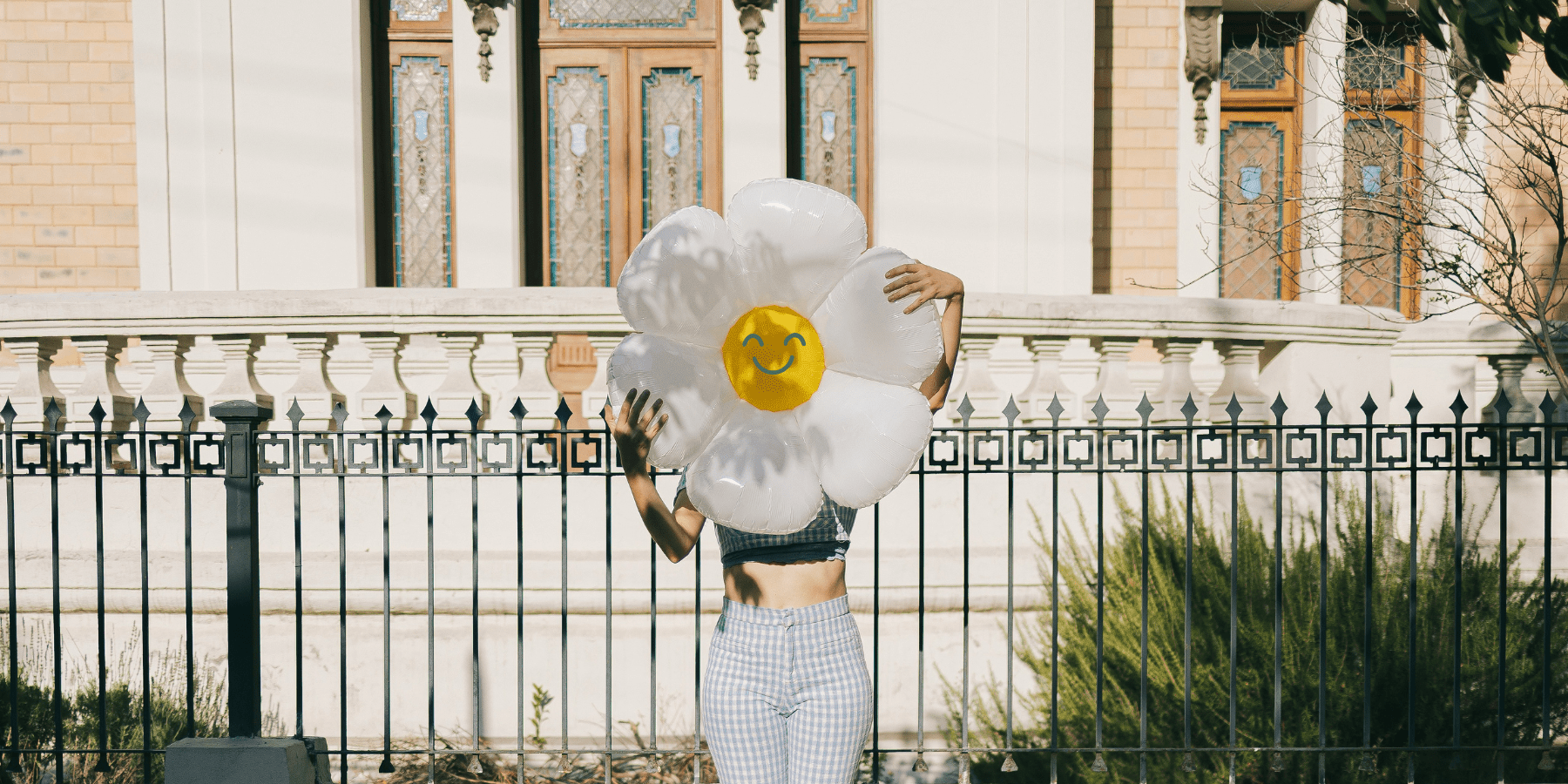 Als alles tegenzit: zo blijf je positief (zonder je hoofd in het zand te steken) - Happlify