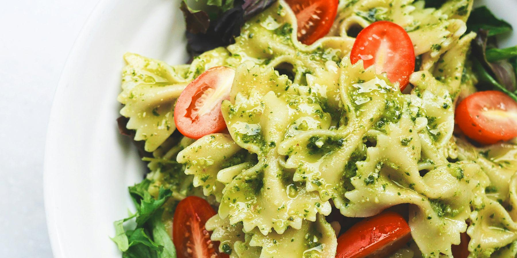 Eenvoudige zomerse pastasalade met zelfgemaakte pesto - Happlify