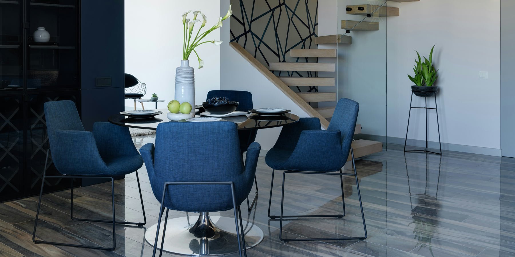 Geluk zit 'm in de juiste eetkamerstoelen (geen grap) - Happlify