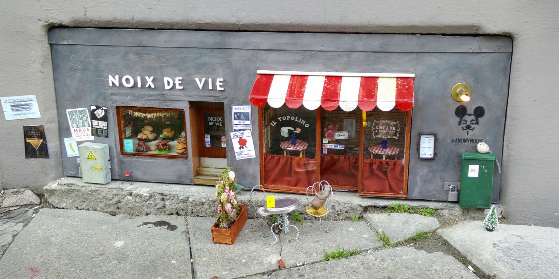 Miniatuurwinkels voor muizen in echte drukke winkelstraten
