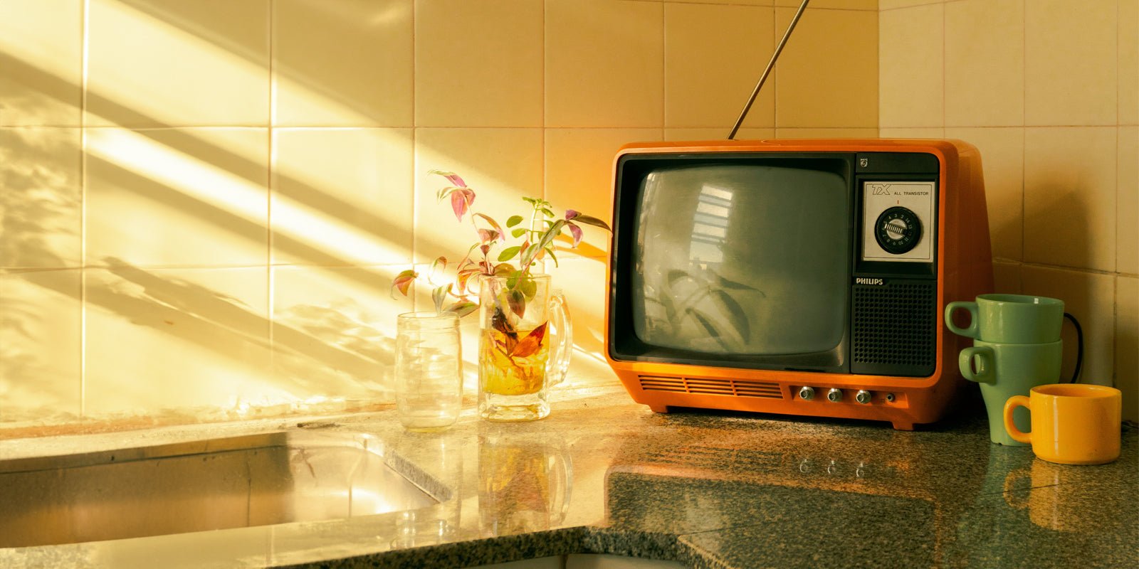Weet je nog dat je op mocht blijven voor je favoriete tv-show? Tv-kijken vroeger en nu